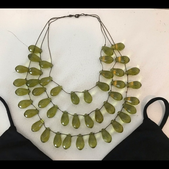 Macy’s Green Glass Necklace 3 Tiers/Strands to decorate the Décolletage Elegant - Picture 3 of 5